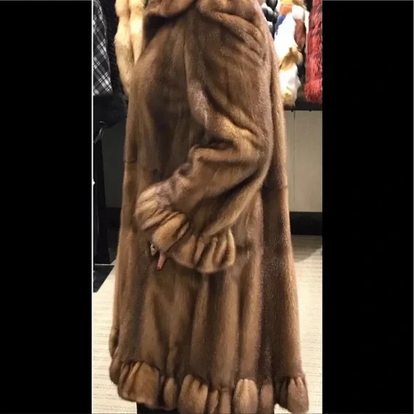 BEAUTIFUL BROWN MINK COAT! - Picture 10 of 16